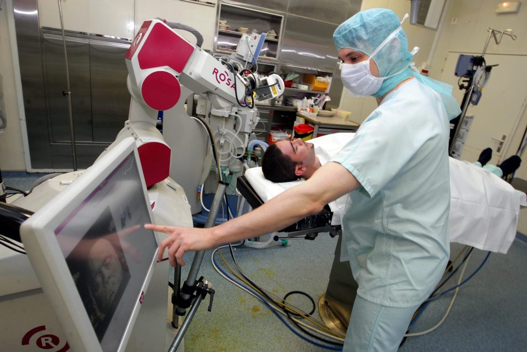 ©PHOTOPQR/L'ALSACE/Dominique Gutekunst ; STRASBOURG LE 03/04/12 - Présentation robot chirurgical Rosa dassistance aux gestes médico-chirurgicaux .